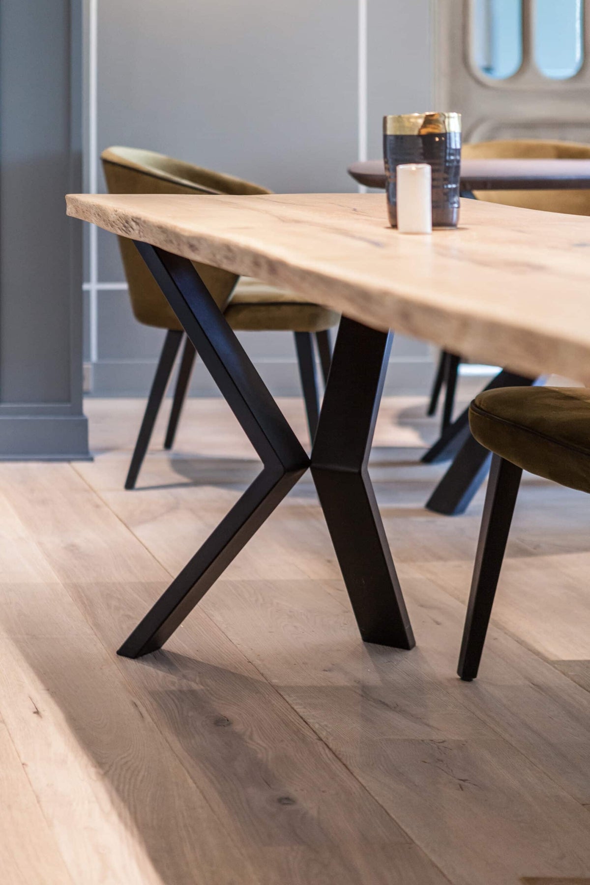 table en chêne massif et pied en acier sur mesure pour restaurant gastronomique lille