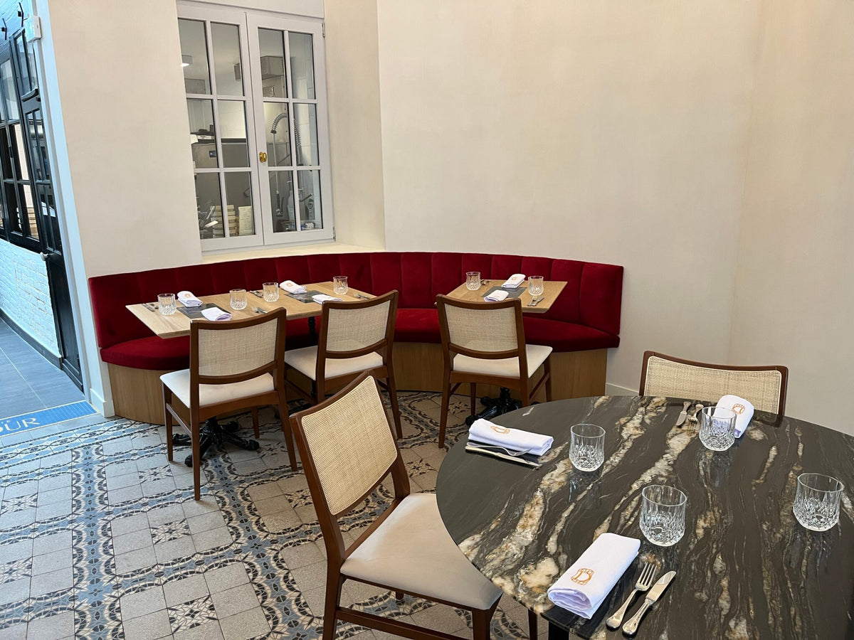 table en chêne massif avec insert en marbre pour restaurant par kopo creation