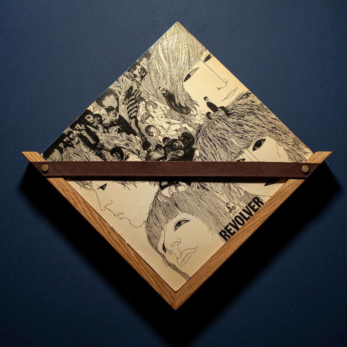 Étagère vinyle murale en chêne massif et cuir pour exposer des pochettes de disques 33 tours – KOPO Création
