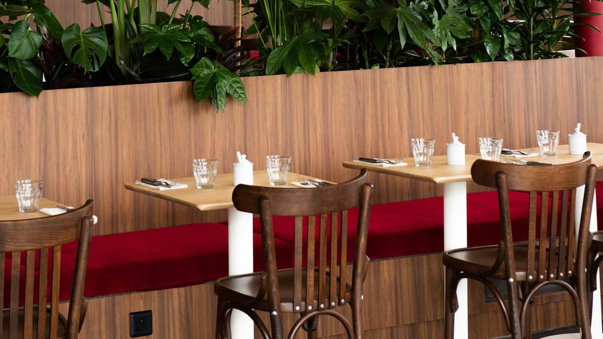 table restangle pour restaurant bistronomique en chêne massif et pied en acier