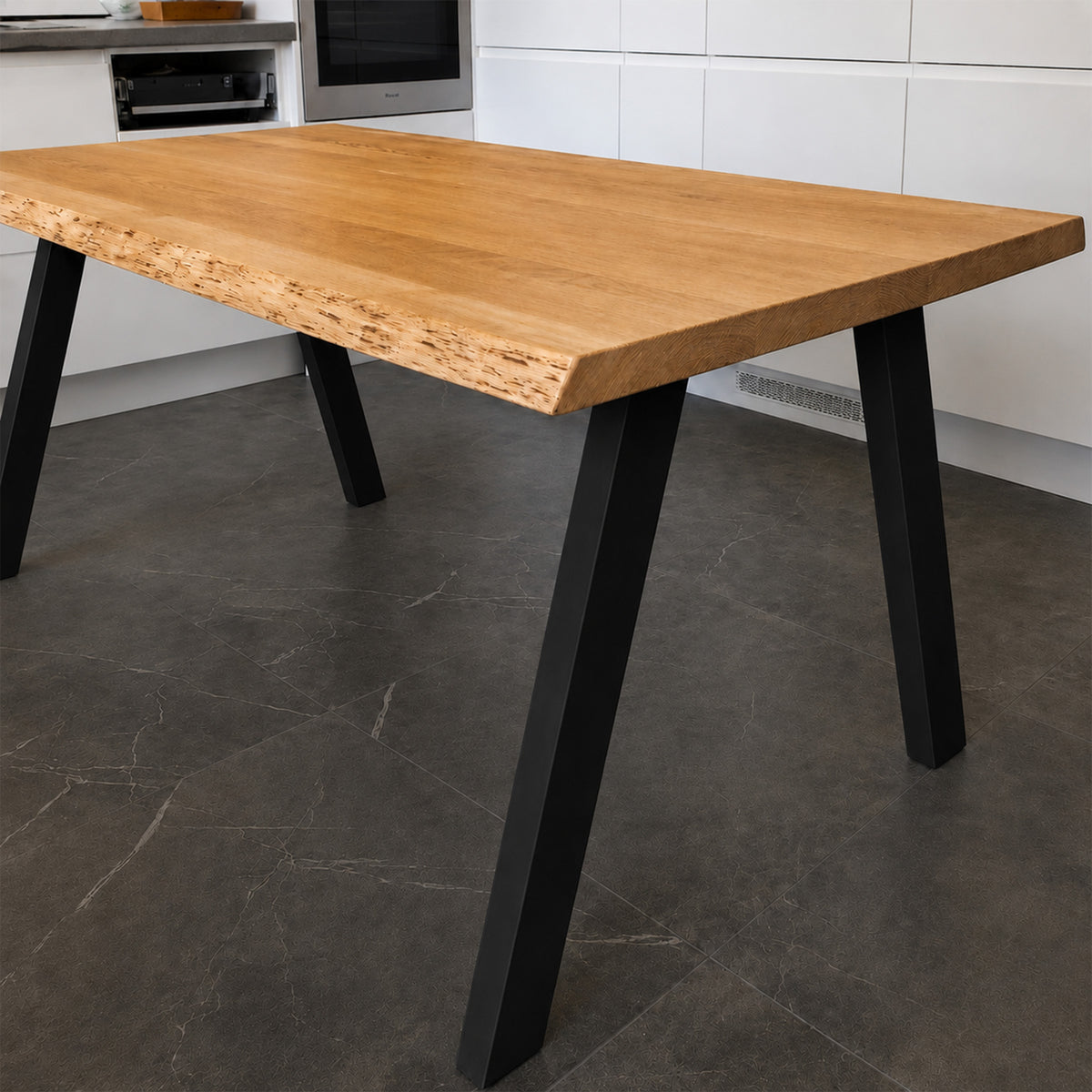 Table live edge scandinave en chêne massif fabriquée par KOPO CRÉATION pied noir