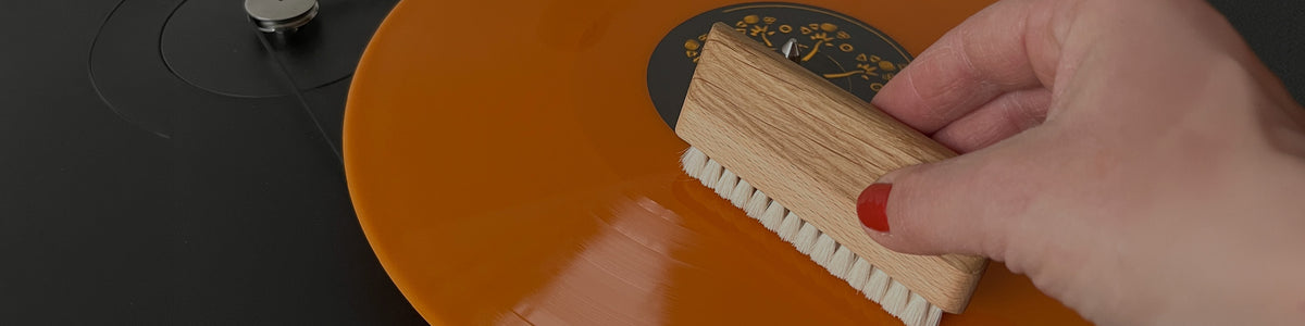 Brosses de nettoyage pour vinyles en bois massif par Kopo Création