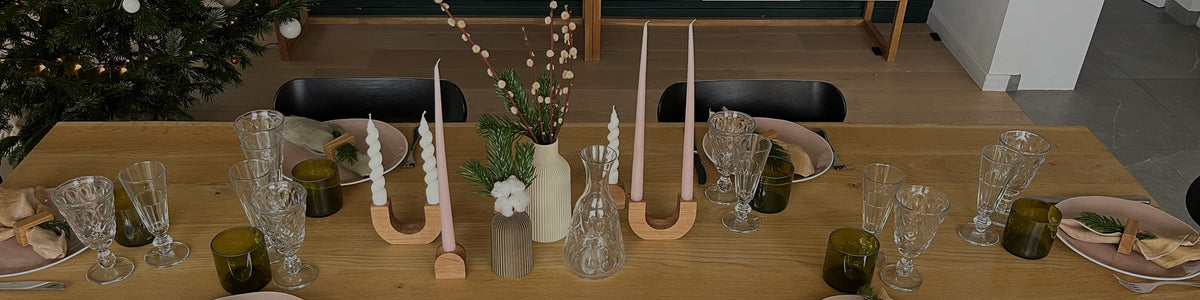 Collection Art de la Table en chêne massif fabriquée artisanalement en France comprenant planches à découper, plateaux, coquetiers et accessoires de table