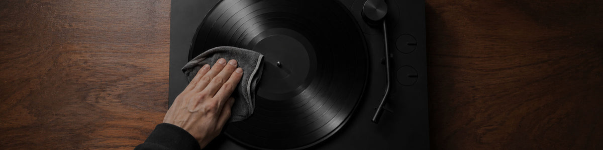 Produits et accessoires d'entretien pour vinyles conçus pour préserver la qualité d'écoute et la longévité de votre collection de disques