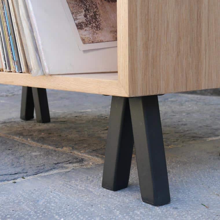 zoom sur les pieds carré meuble le collectionneur