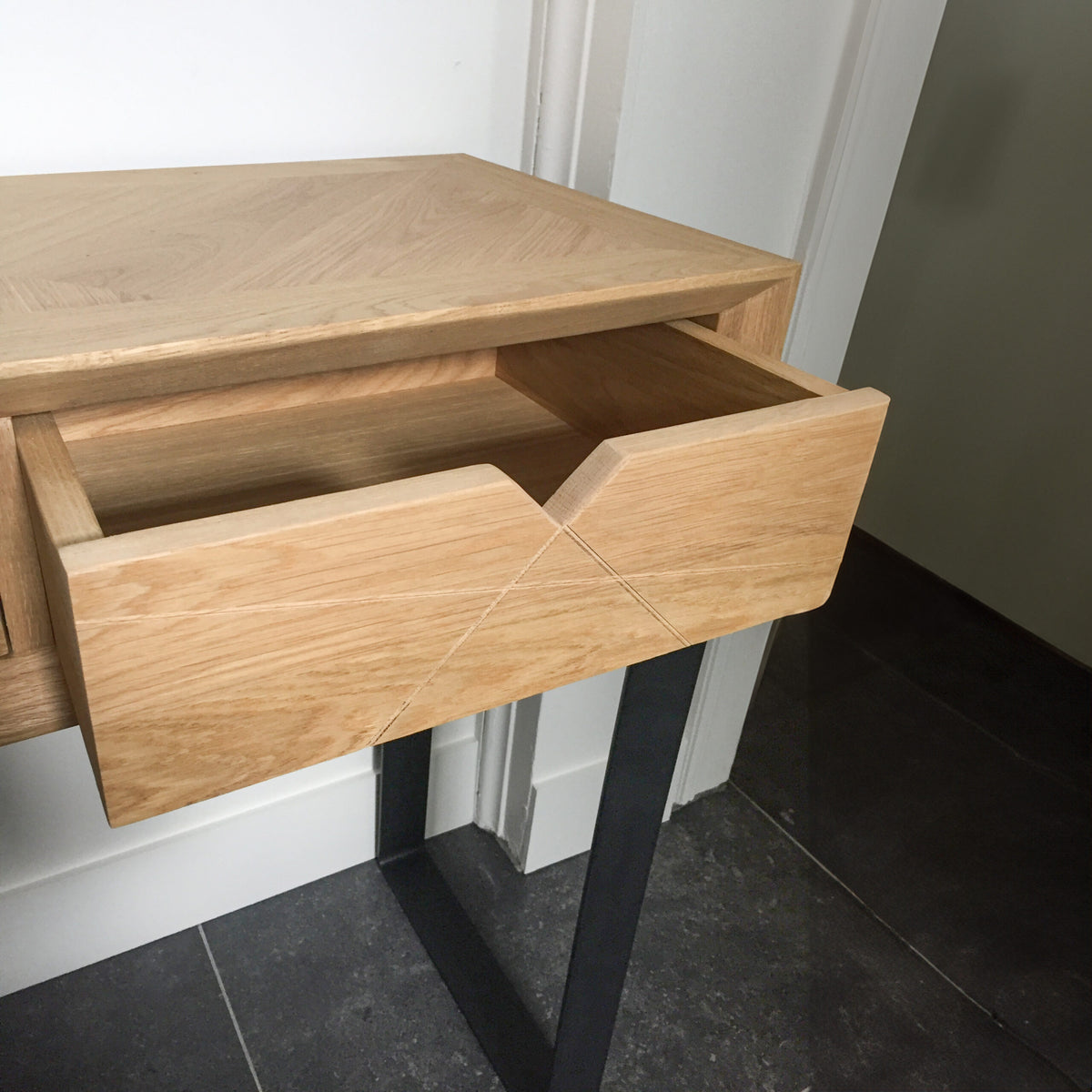 Console d’entrée industrielle en bois massif avec pieds blancs – KOPO Création