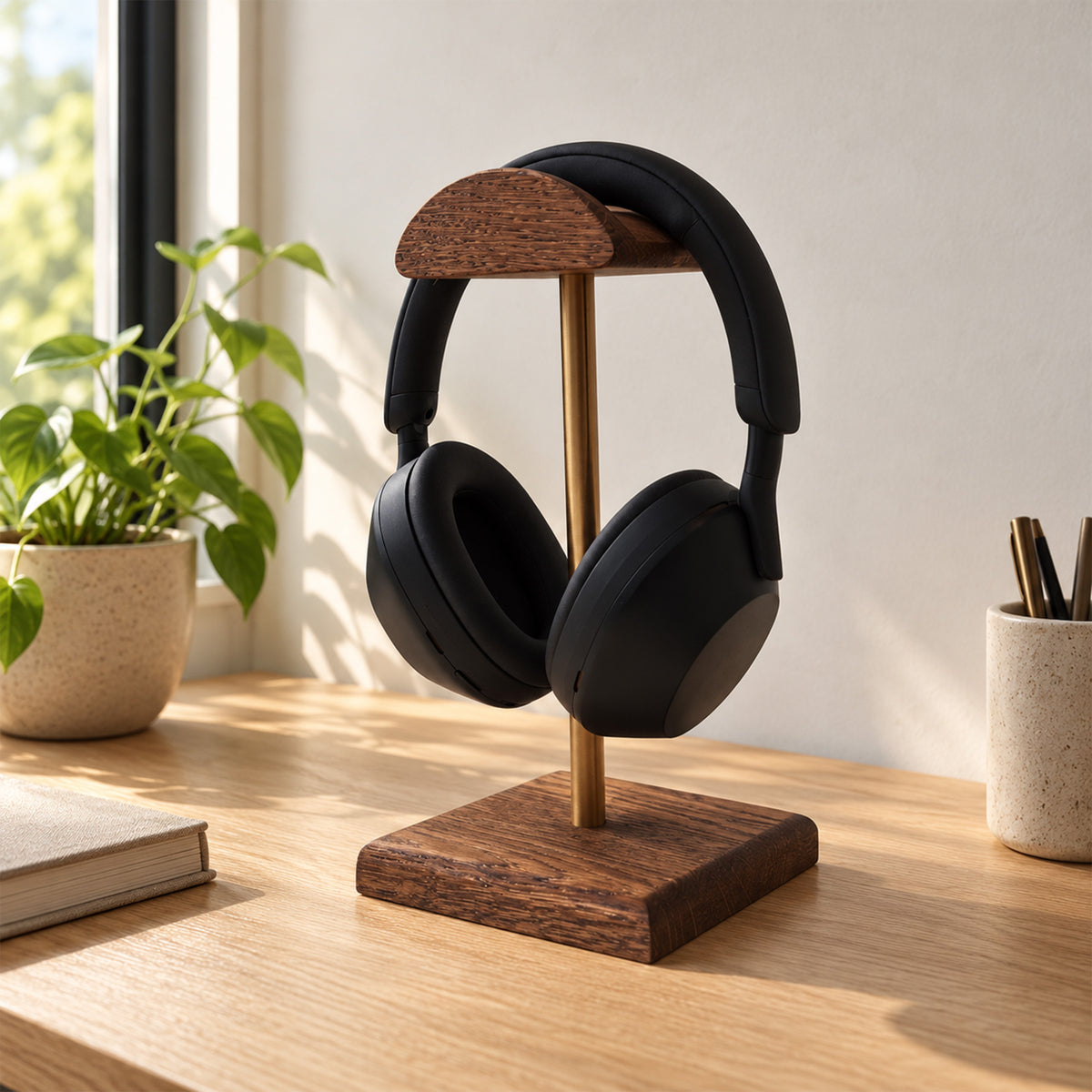 Le Crooner, support casque hifi vintage en chêne teinte noyer et tige dorée, sur un bureau