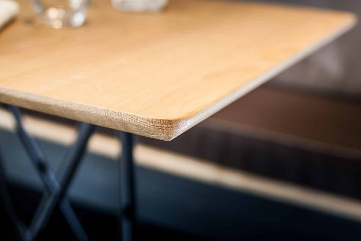détail table bistro carré en chêne massif et pied en acier pour restaurant et brasserie