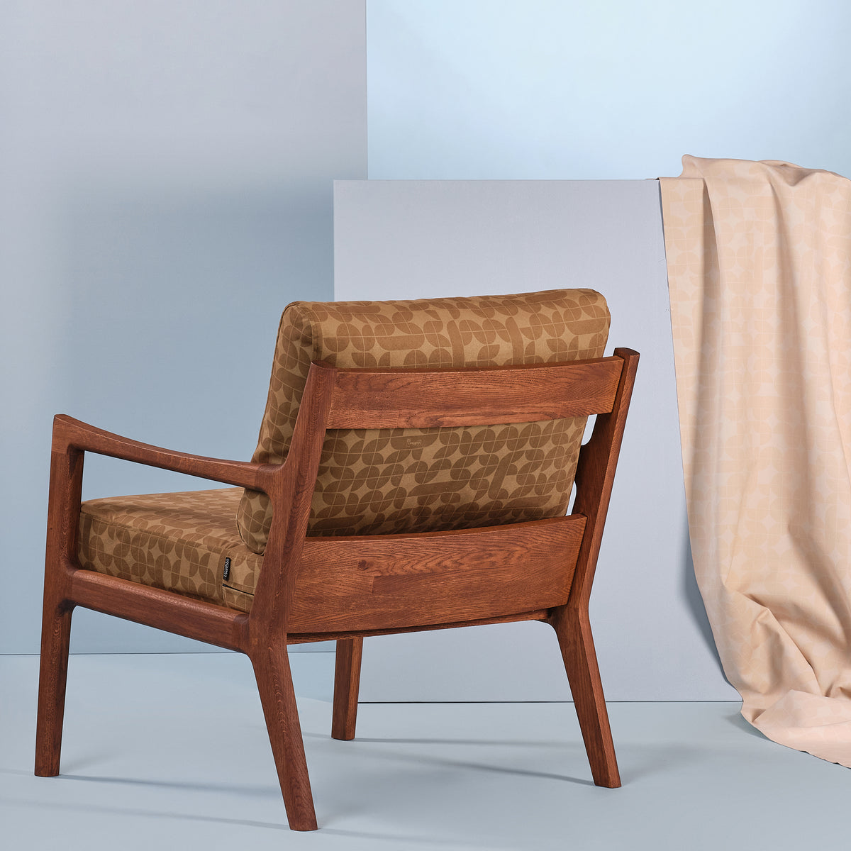 Fauteuil vert sauge inspiré du design Mid-Century avec dossier arrondi