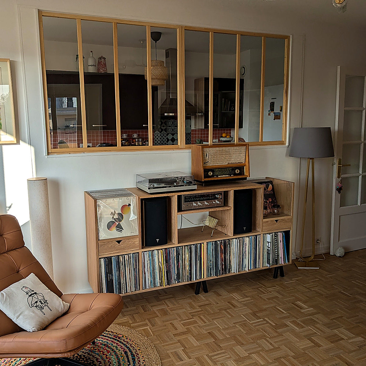 meuble platine vinyle avec enceinte haut de gamme en chêne massif