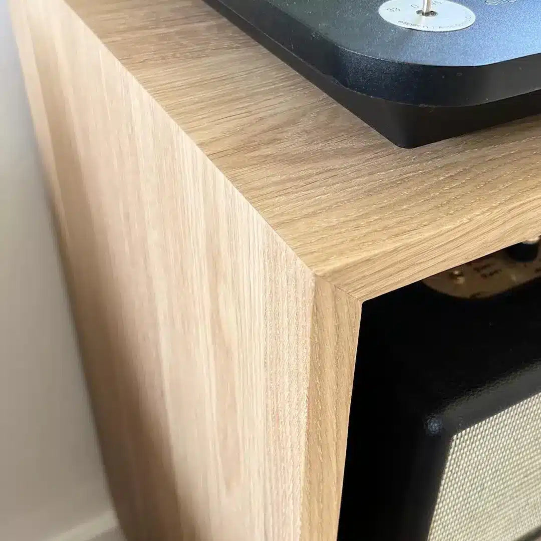 détail petit meuble vinyle chêne massif