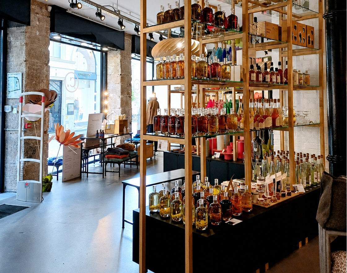 meuble de vente pour concept store et magasin en valchromat noir et chêne massif