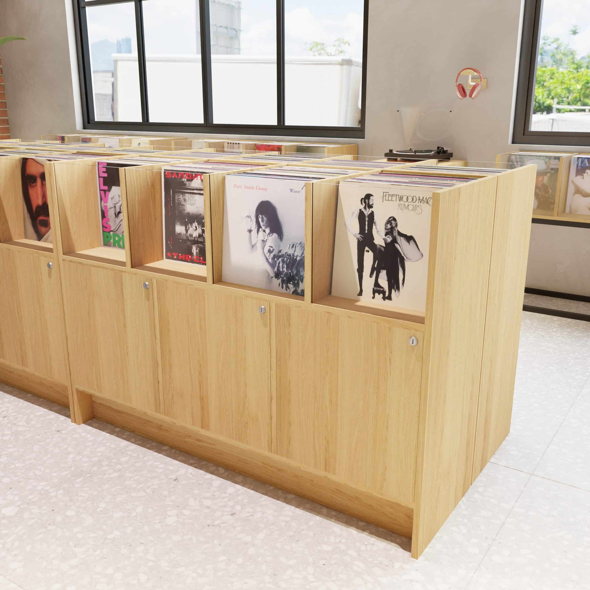 Meuble professionnel en chêne massif pour magasin de vinyles – fabrication artisanale