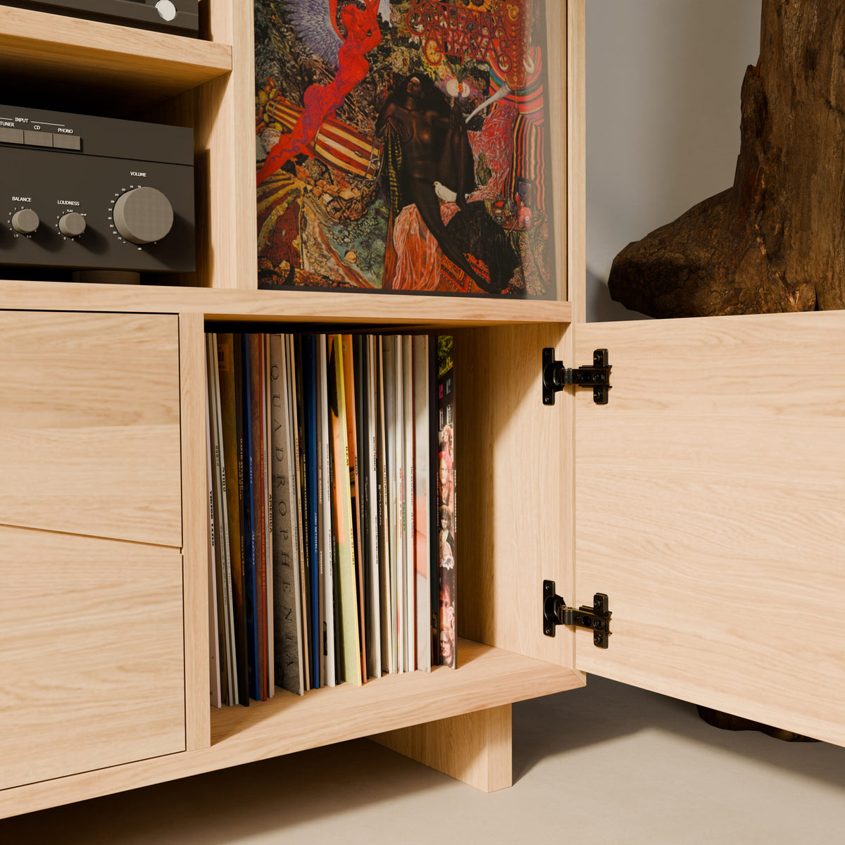 Meuble tourne disque avec portes push to open et niches fermées en partie basse