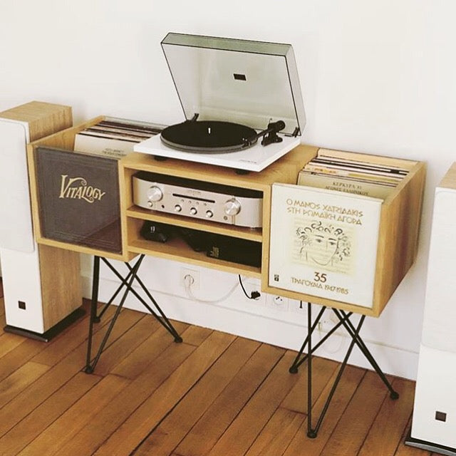 meuble pour platine vinyle et amplificateur en bois massif haut de gamme.