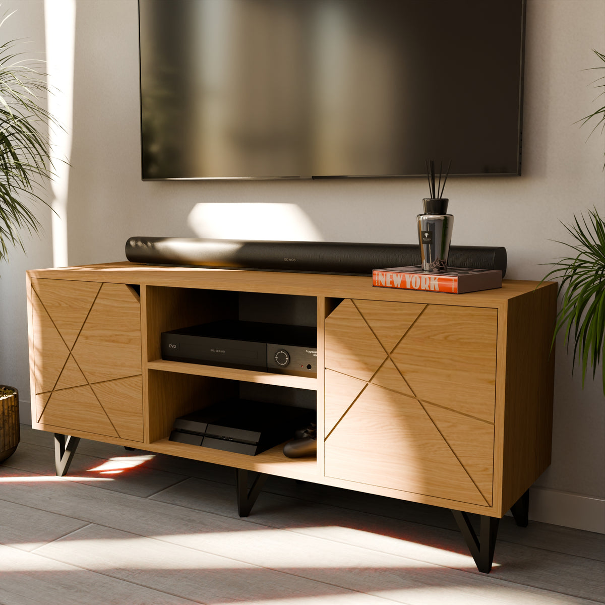 Meuble TV design en chêne massif avec niche centrale et portes