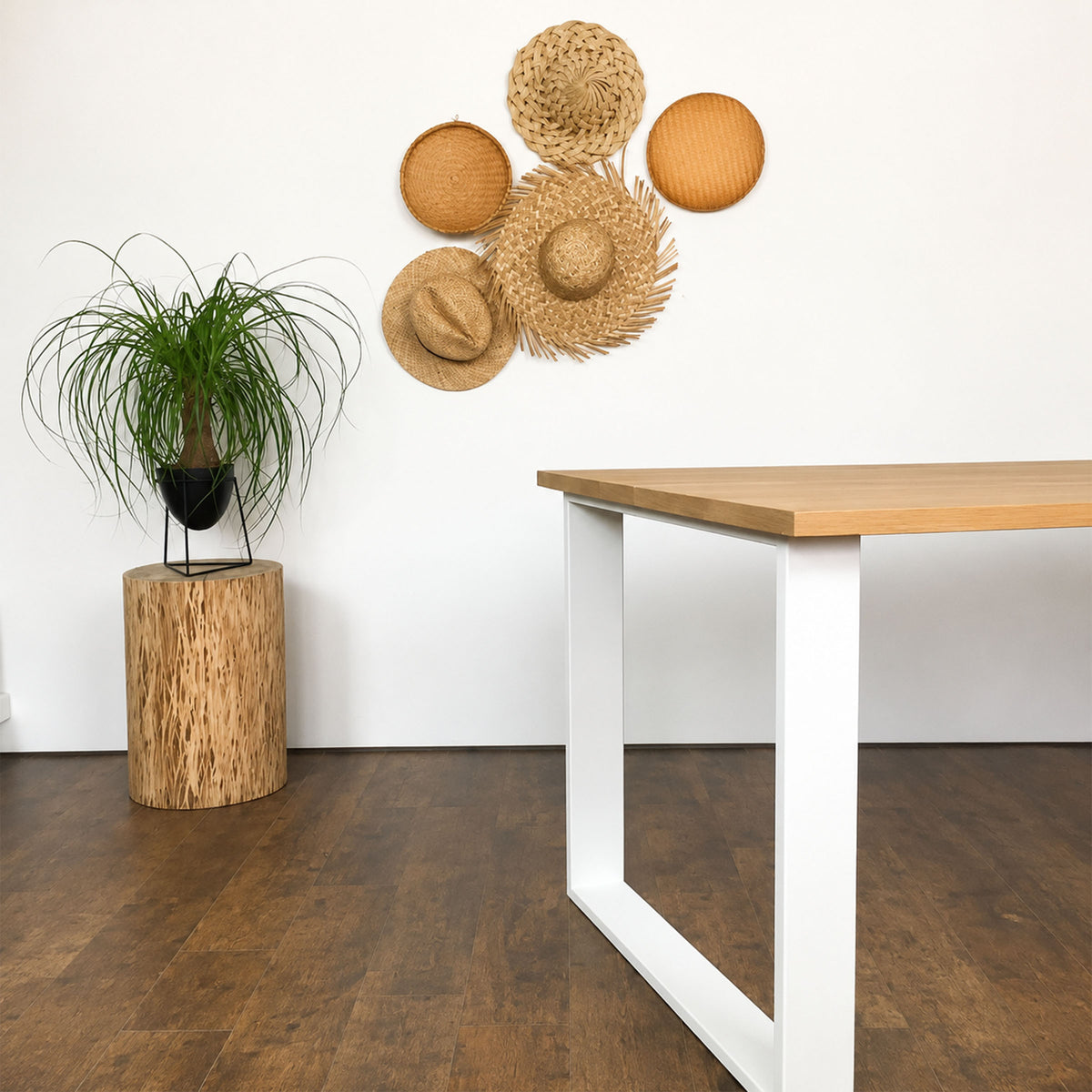 Ambiance salle à manger avec table en bois clair et pieds en acier blanc