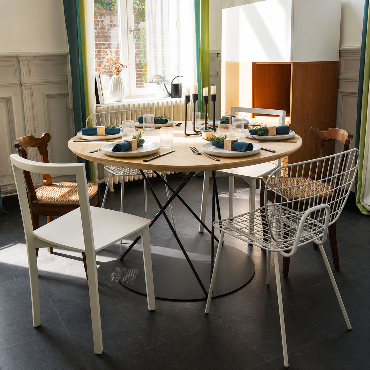 table moderne et bois massif et pied central en acier style contemporain kopo création