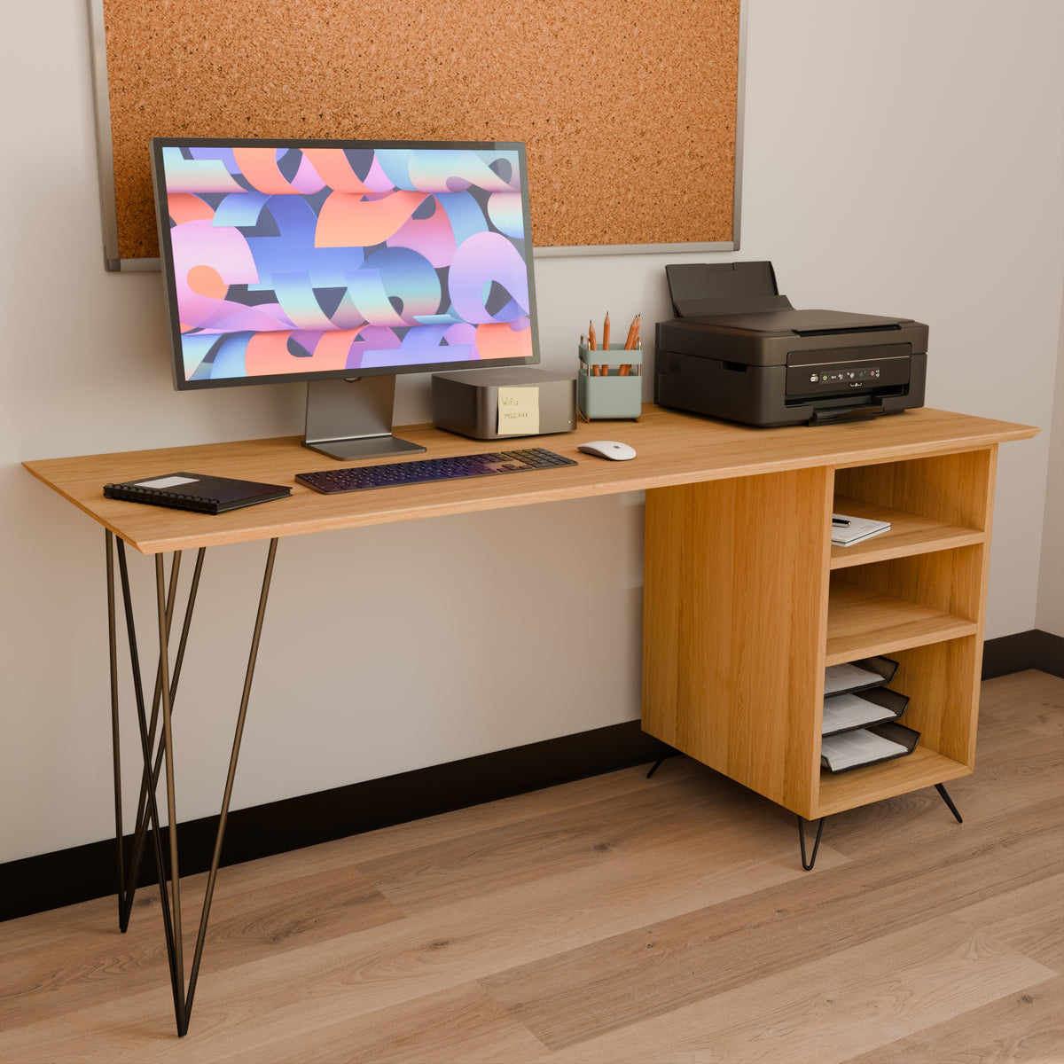 Vue de face d'un bureau en bois avec un caisson de rangement ouvert à étagères sur la droite et des pieds en épingle de couleur blanche.