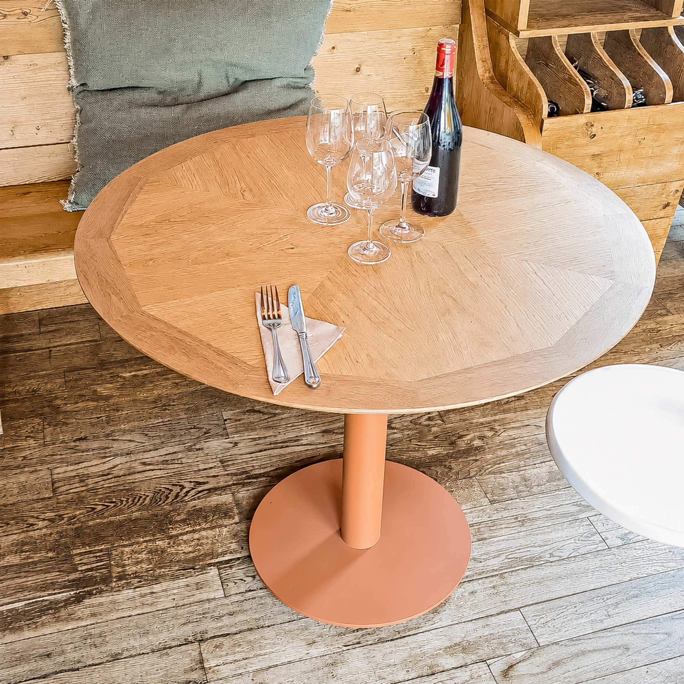 table-bistro-artisanale_chêne massif_lille_kopo_creation table de restaurant ronde en chêne massif et métal