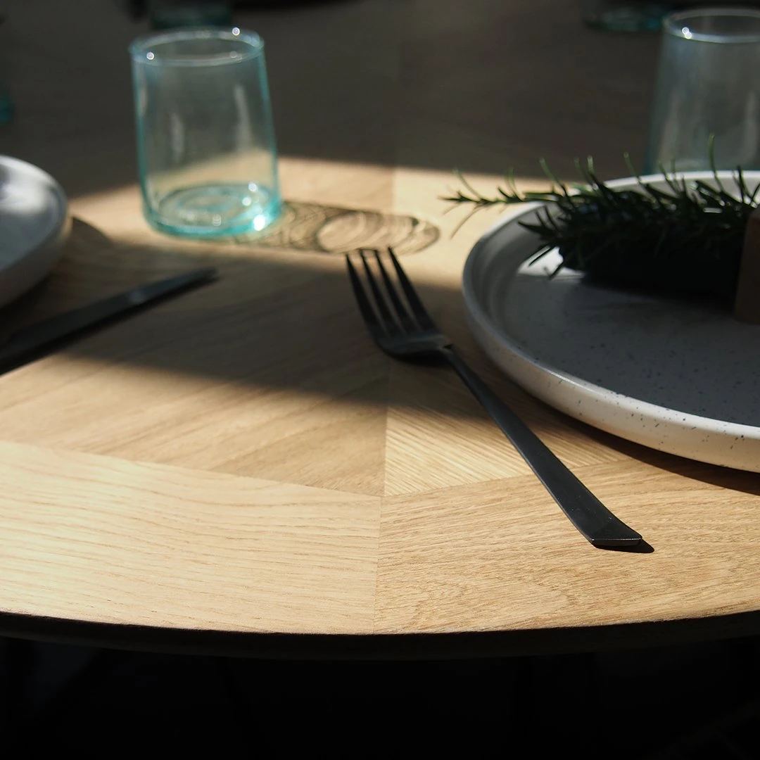 détail table pour restaurant ronde en chêne massif plateau en chevron haut de gamme