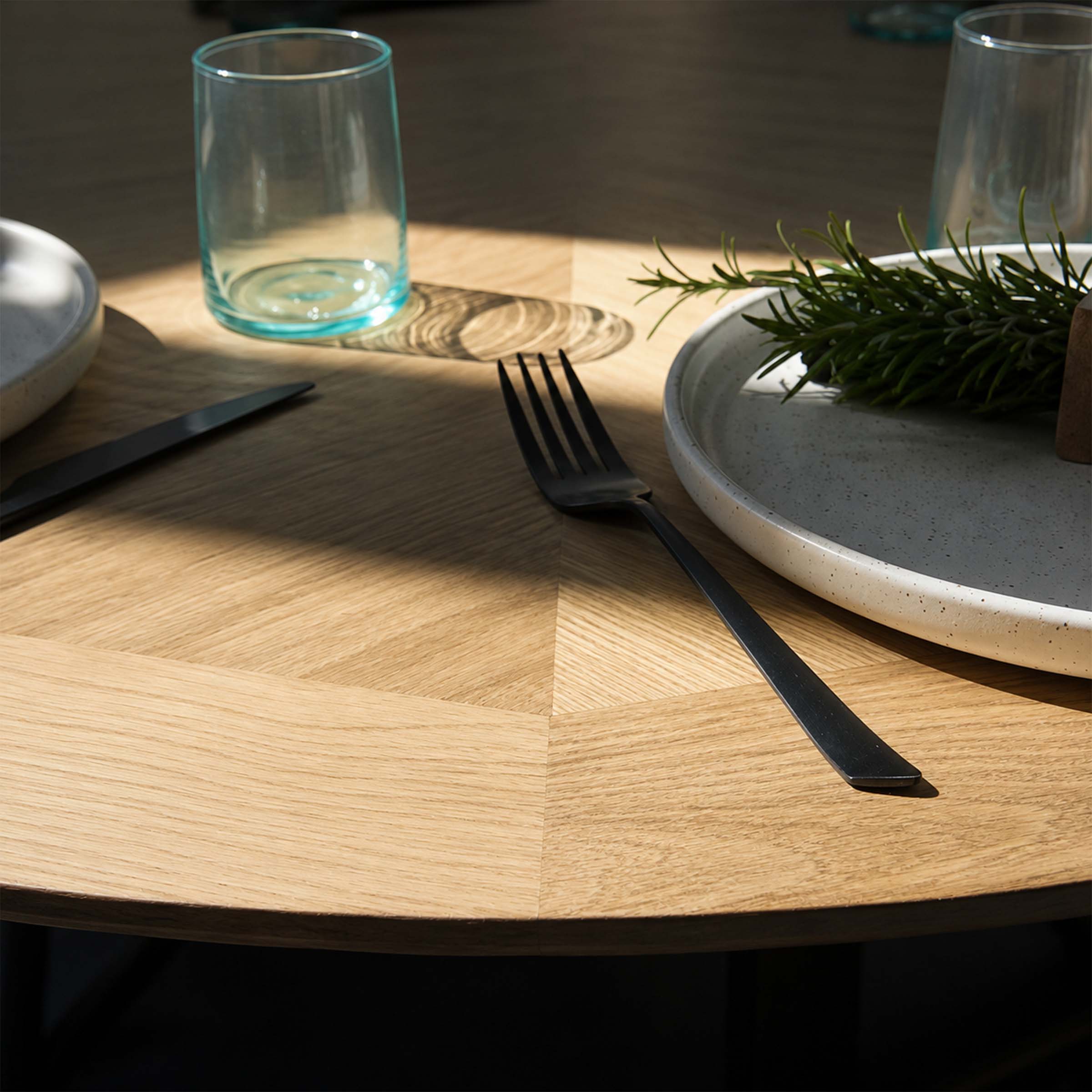 table_bistro-ronde_chevron-bois_kopo_creation