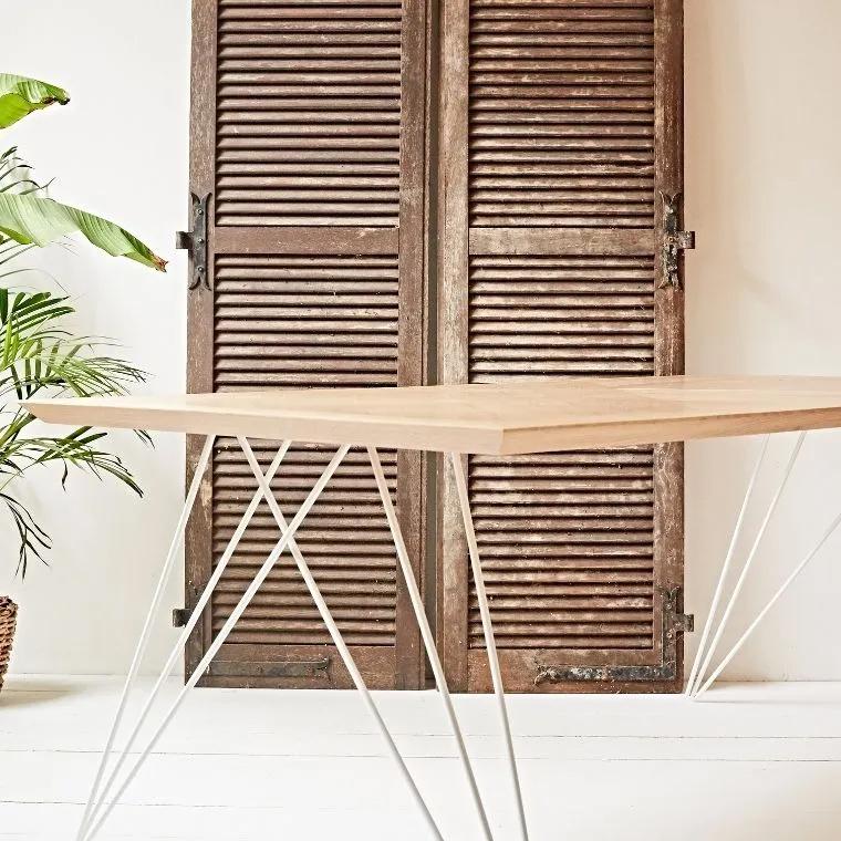 table à manger en bois clair et pieds en acier blanc