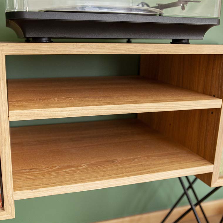 étagère pour équipement audio sur meuble en bois massif et acier