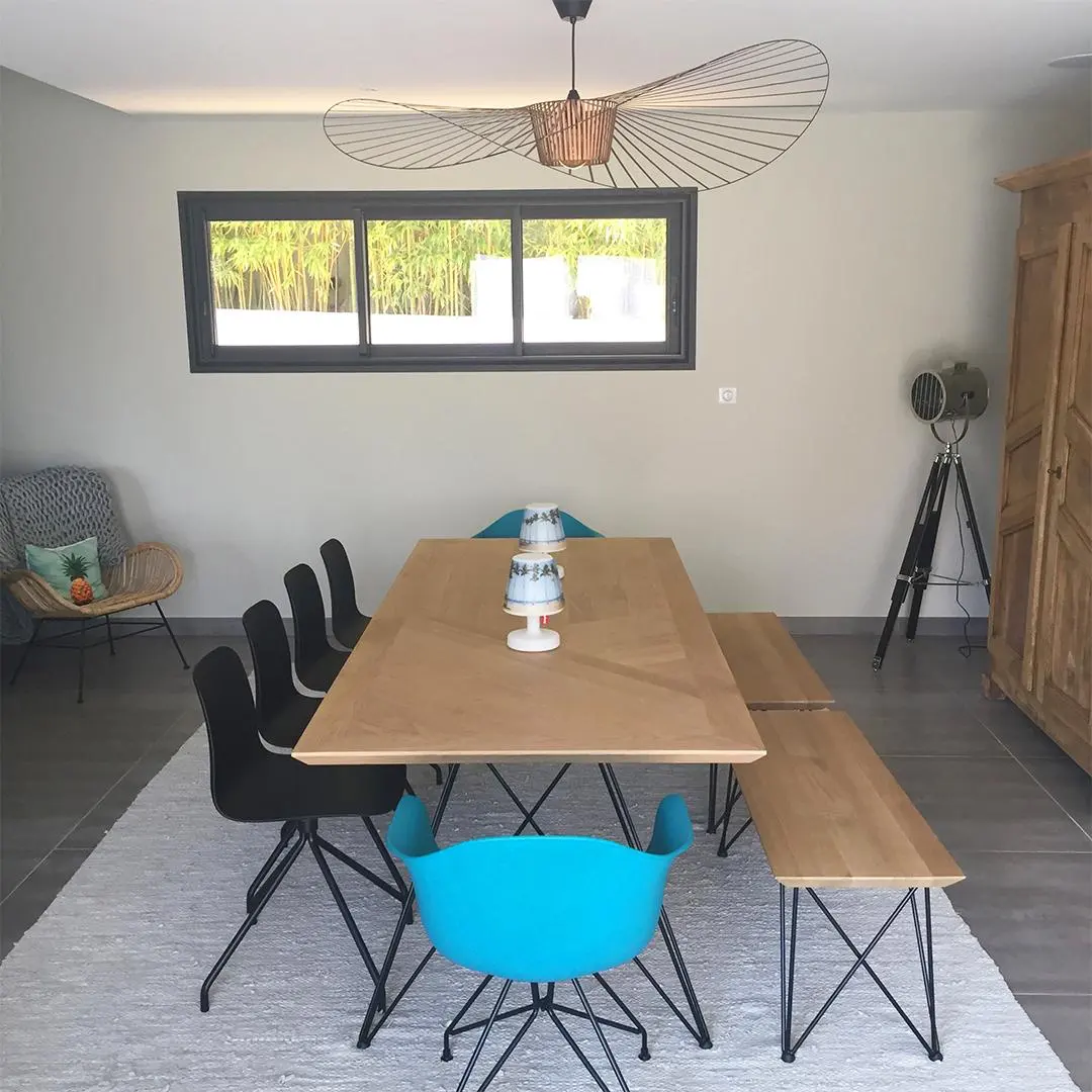 Ensemble de table et banc en chêne massif style contemporain Villa La Ciotat