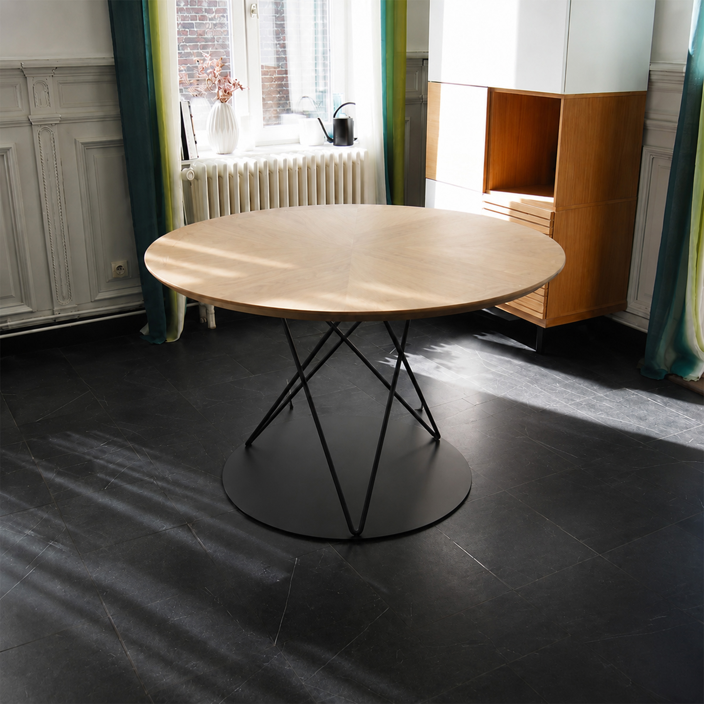 Table-ronde-aile-d-avion-sans-chaises table ronde en bois massif et pied en acier idéal pour une cuisine