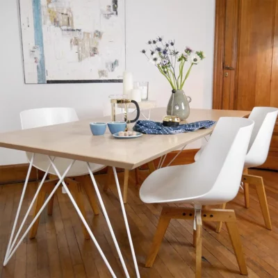 table de repas en chêne massif et pied en acier blanc appartement haussmannien