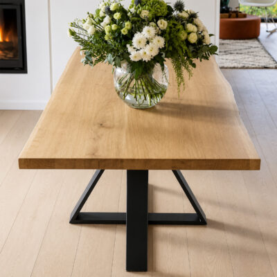 table live edge en chêne massif pied central en acier noir