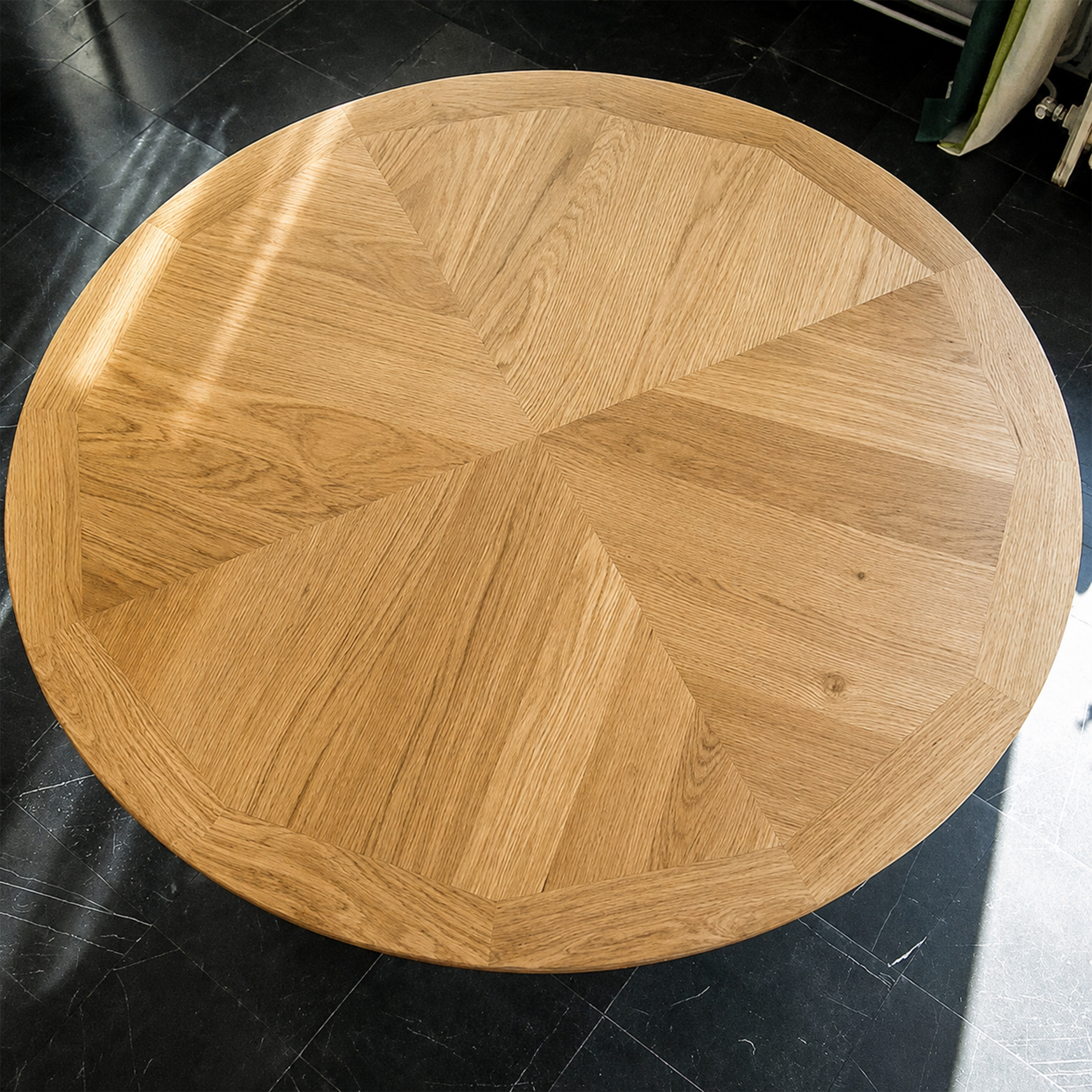 détail_plateau_table_bois_massif_haut_de_gamme_moderne_kopo_creation détail plateau de table en chêne massif motif en chevron fabriqué à lille