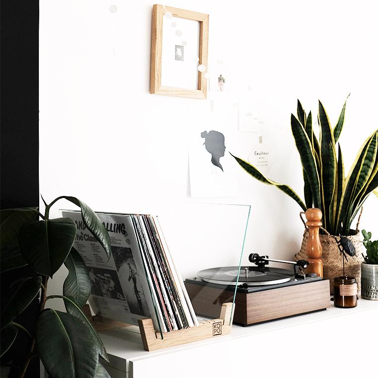 Ce support de rangement pour vinyle est conçu par nos soins dans notre atelier dans les Hauts-de-France. Il est une solution de rangement idéal pour stocker vos LP à coté de votre platine.