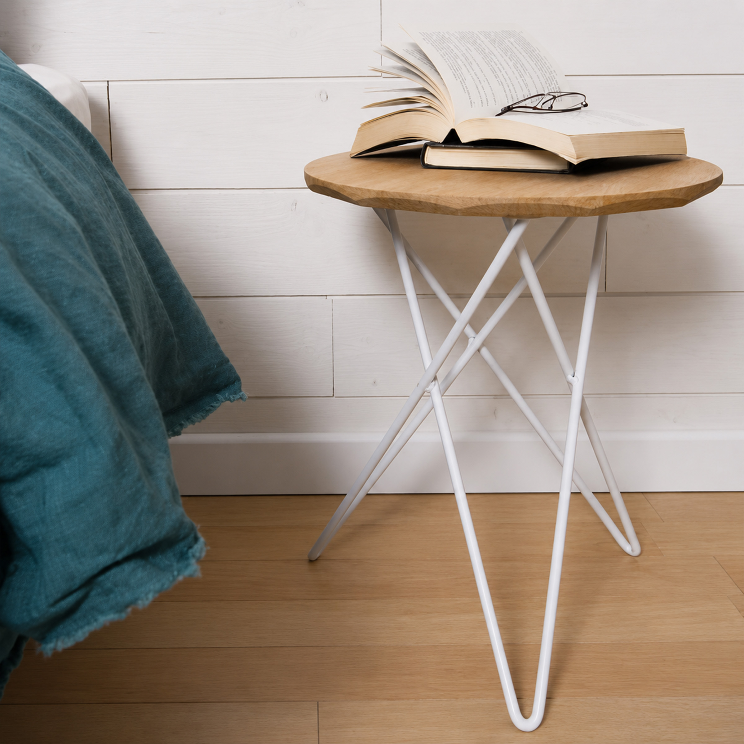 tripode_pieds_blanc_chevet_kopo_creation table de chevet chambre hôtel en bois massif