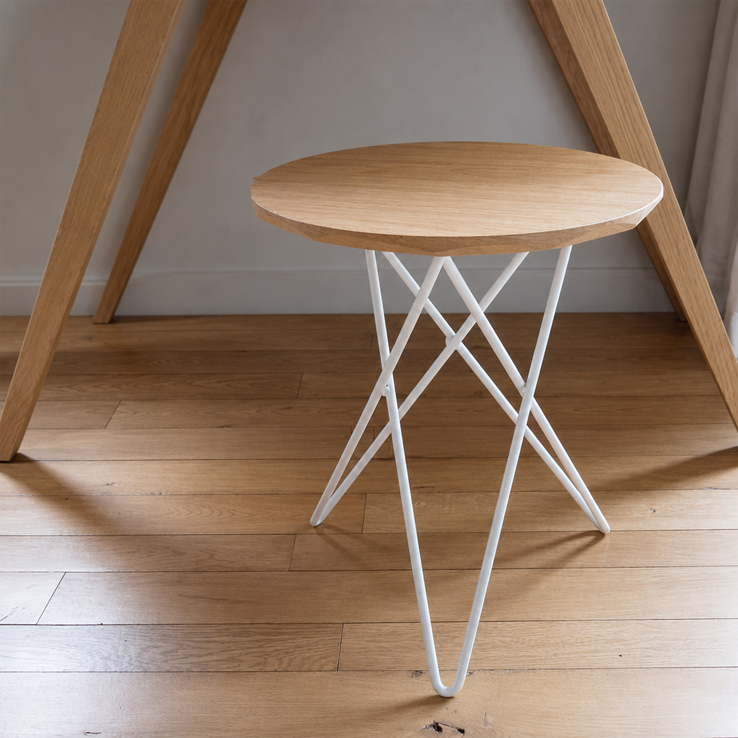 tripode_tabouret_multifonction_chêne_massif_pied_blanc petit tabouret / table d'appoint en chêne massif et pied blanc