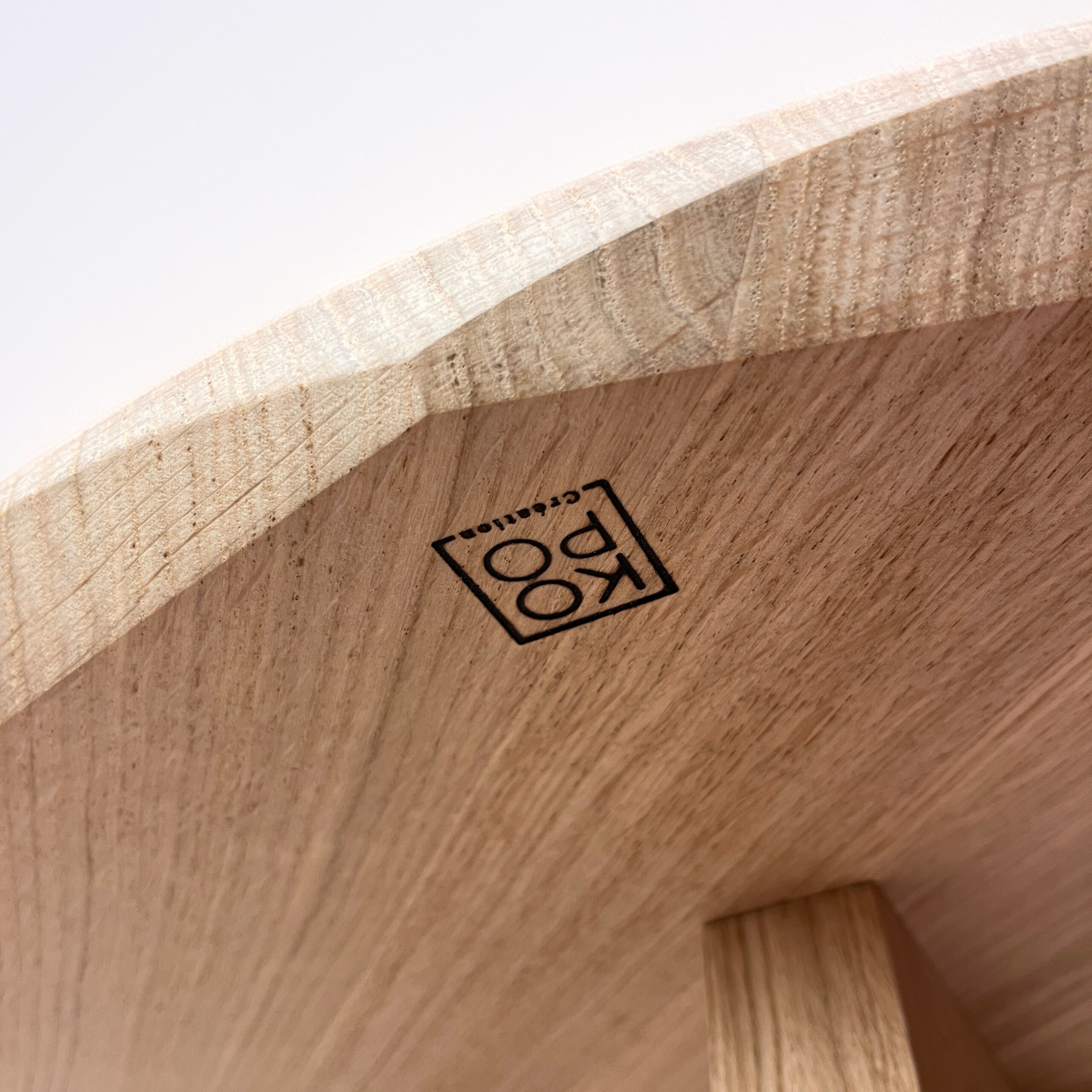 vue_dessous_zoom_logo_kopo_creation détail logo table basse