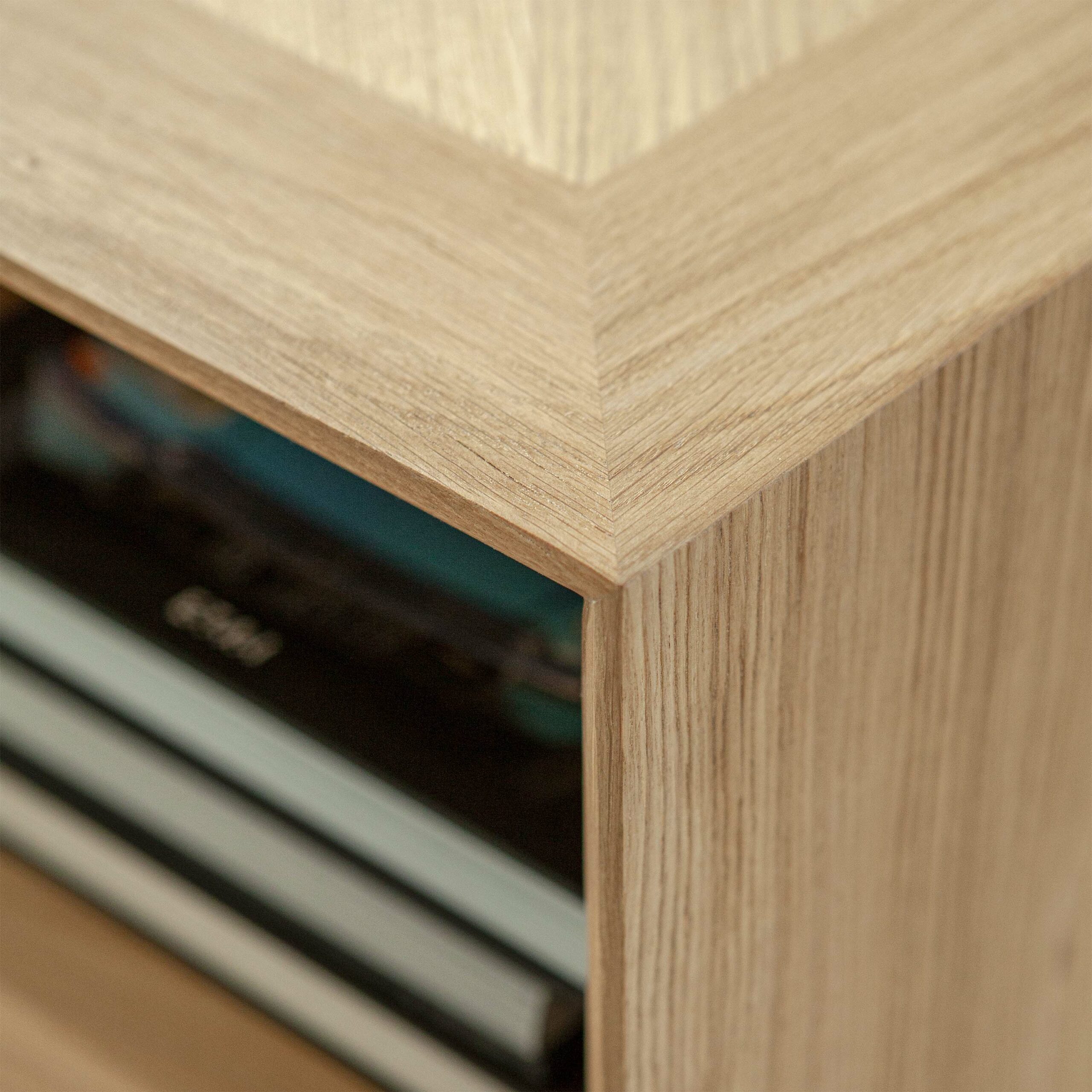 zoom_assemblage_accueillante_table_basse_bois détail assemblage traditionnel ébénisterie table basse en bois massif