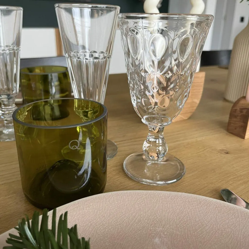 Table de fête avec des verres et assiettes Made in France.