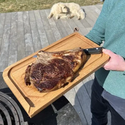 planche à viande en chêne massif avec récupérateur de jus de cuisson