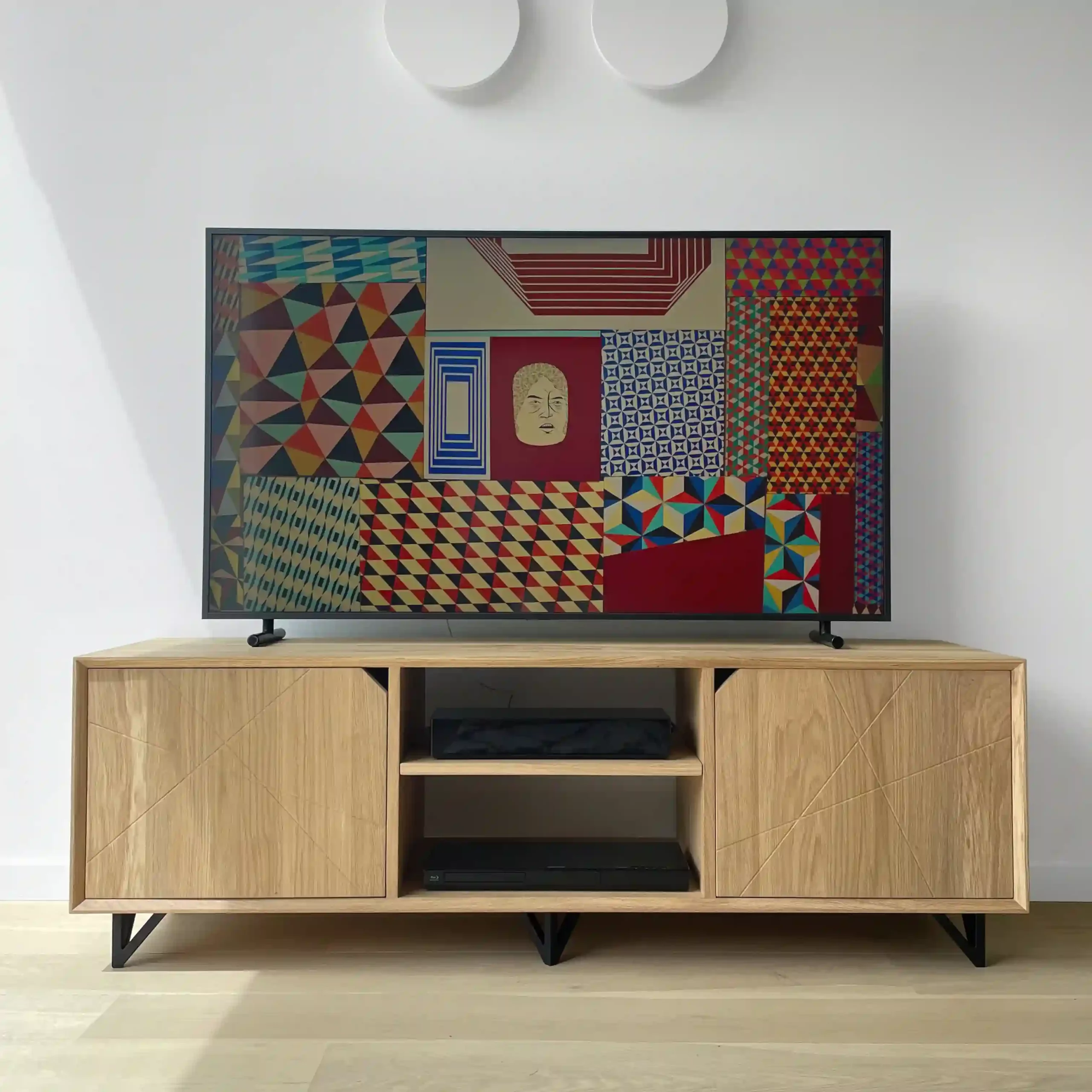 Meuble TV en bois clair design haut de gamme sur mesure
