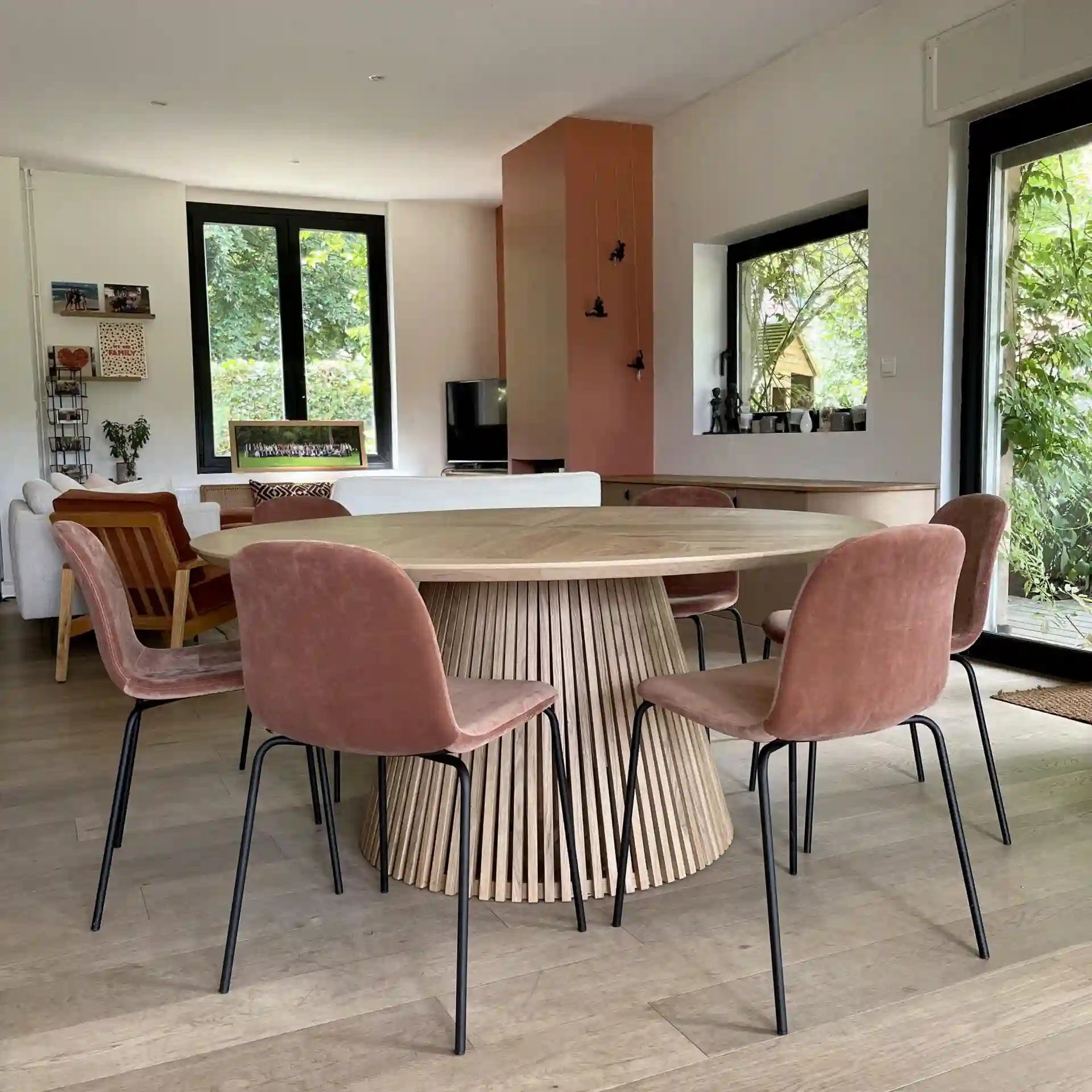 Grande table à manger ronde en bois de chêne massif et pied central original et unique.