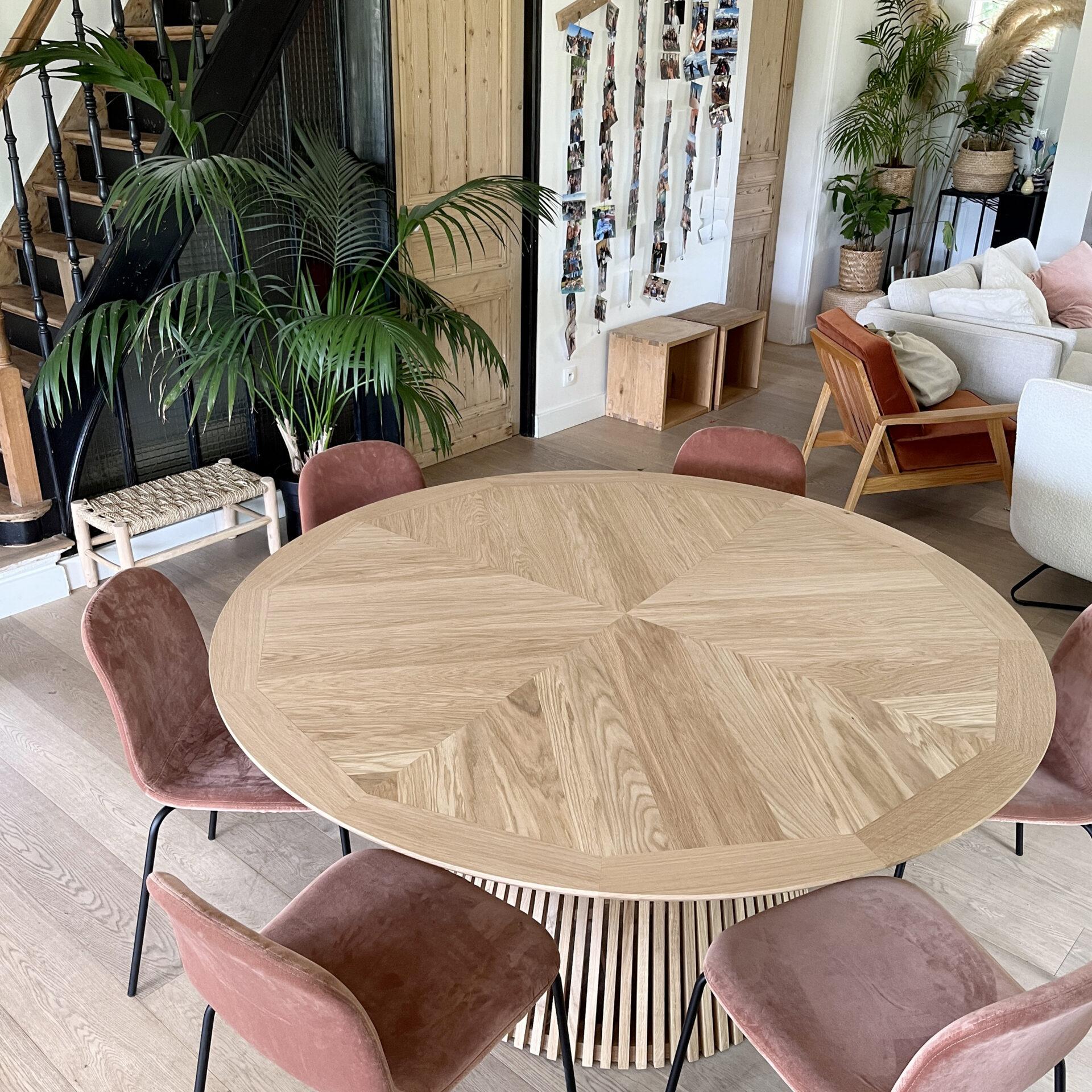 Plateau de table en chêne massif au motif en chevron et contour biseauté en aile d'avion.