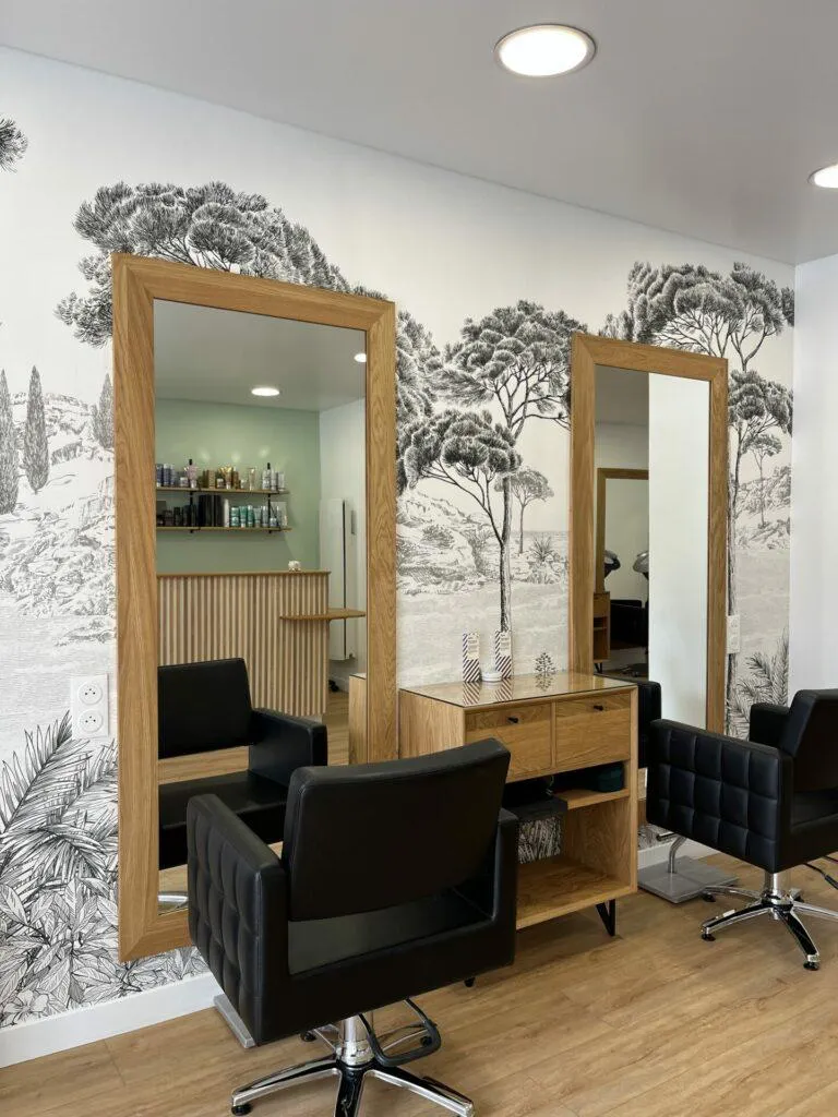 grand miroir vertical cadre bois chêne massif sur mesure pour salon de coiffure Lille