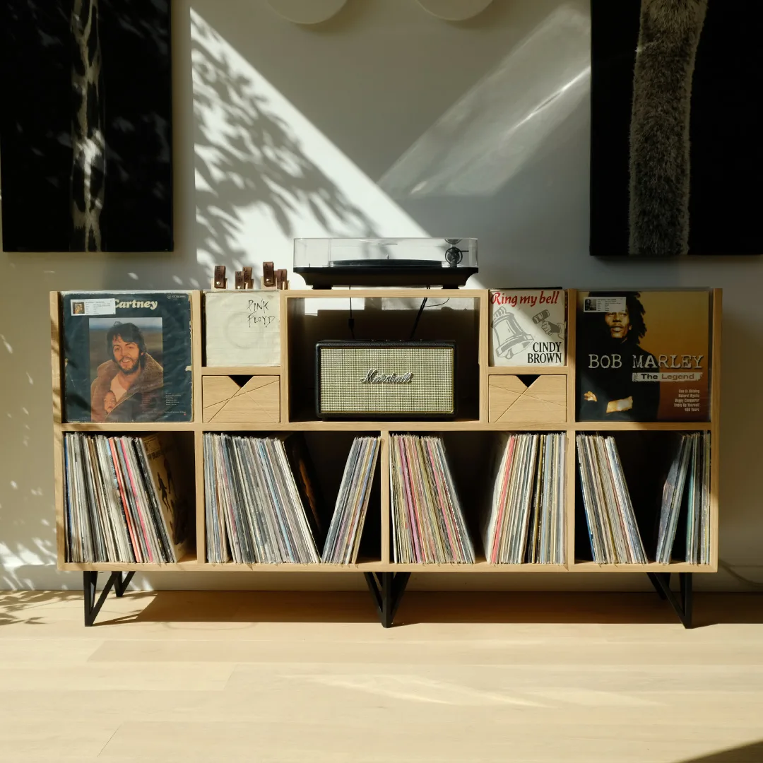 Meuble de rangement pour platine vinyle, enceinte et disque vinyles 33 et 45 tours. Fabriqué sur mesure en France de façon artisanale et éco-responsable. Fourniture haut de gamme destiné aux passionnés de vinyle.