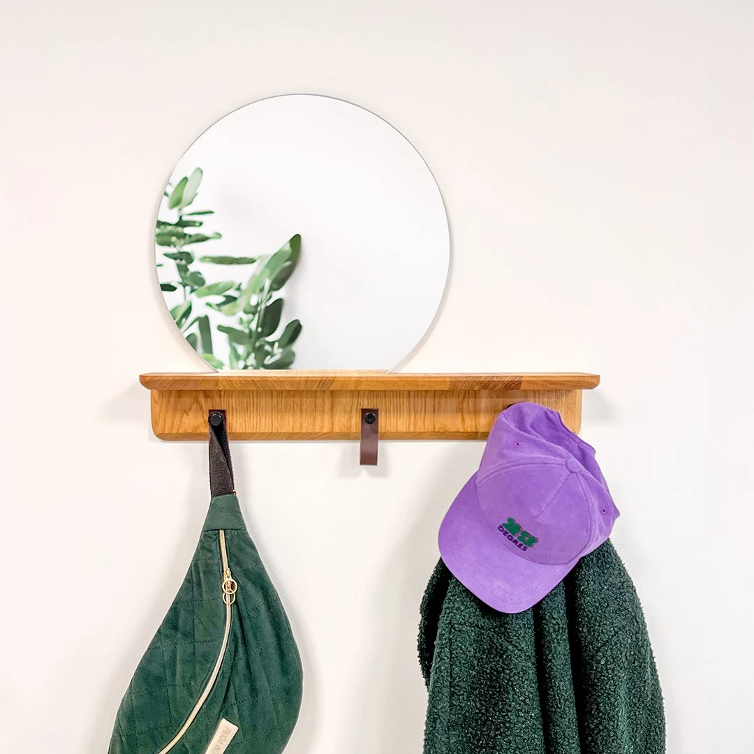 Porte-manteau avec miroir rond de fabrication artisanal, idéale pour se créer un espace vestiaire dans une entrée.