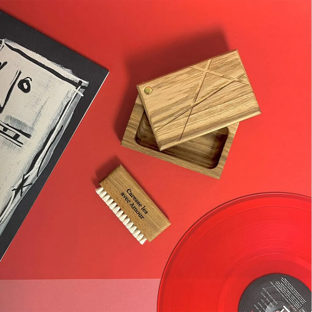 Idée de cadeau pour les fan de vinyles, ce petit coffret en bois massif contient une brosse pour disques vinyles en bois et poils de chèvre naturel. Fabrication artisanale haut de gamme.
