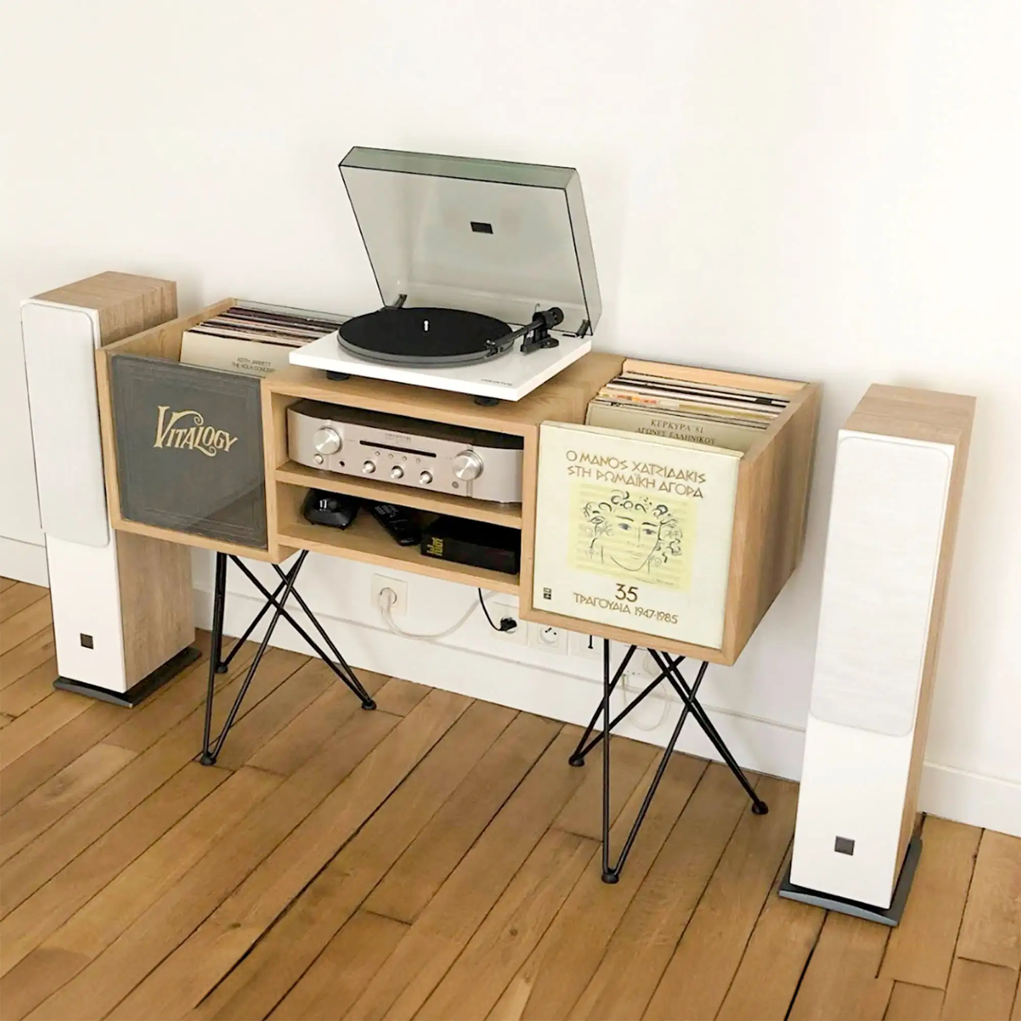 Meuble pour disque vinyle fabriqué sur mesure en bois de chêne massif. Un design rétro et  intemporel qui conviendra parfaitement à votre salon.
