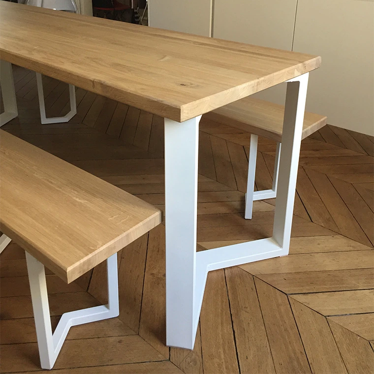 Réalisation d'une table et  banc sur mesure en bois et métal pour notre cliente parisienne. Un plateau en chêne massif et des pieds en acier blanc pour sublimer sa cuisine.