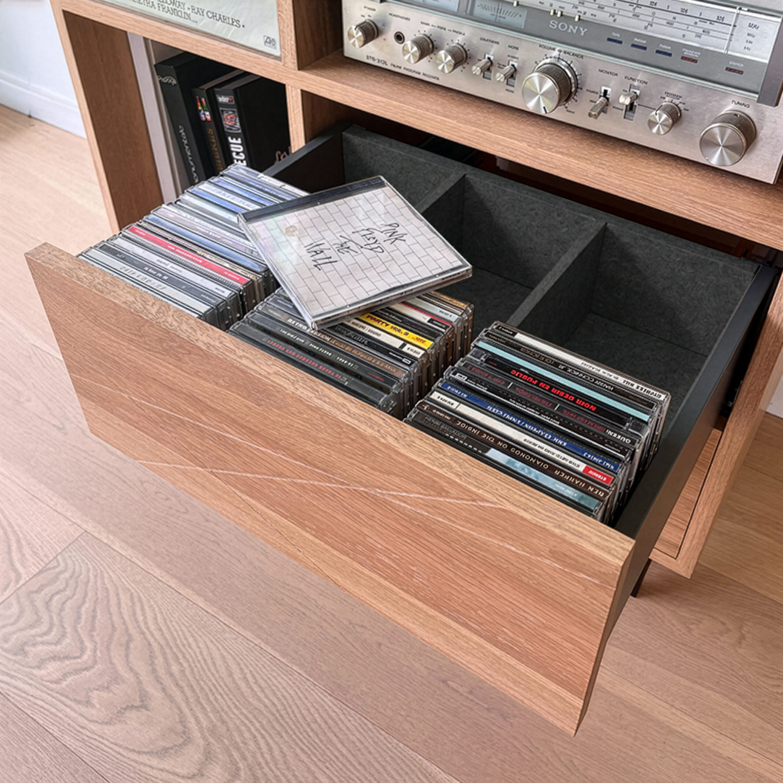 meuble_vinyle_CD_1_baque_vue_tiroire_ouvert détail tiroir meuble audio CD et Vinyle en bois design